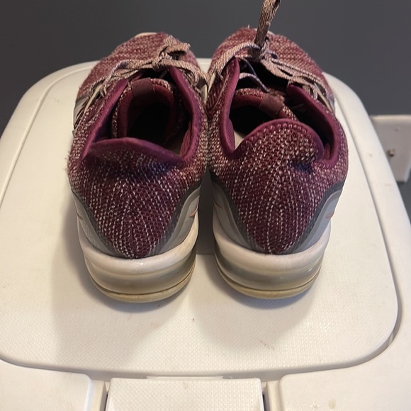 Nike Air Max size 7 Maroon red with gray knit top sneakers - Picture 2 of 5